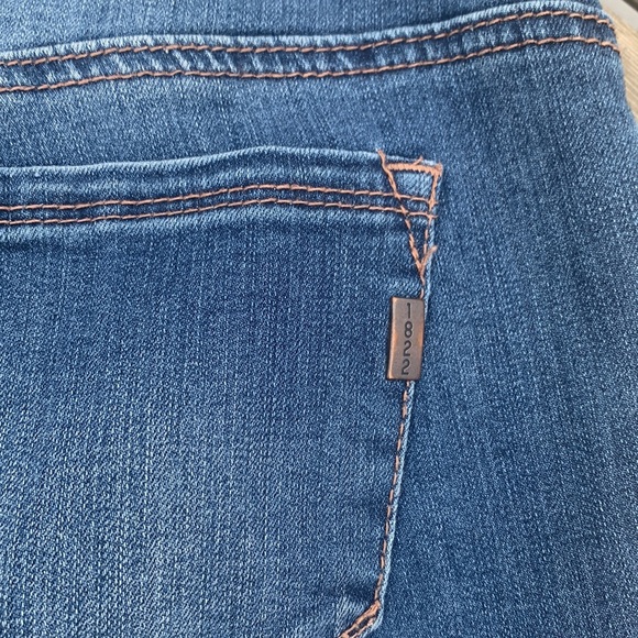 1822 Denim Taylor Distressed Roll Cuff Crop Jeans - Picture 11 of 12